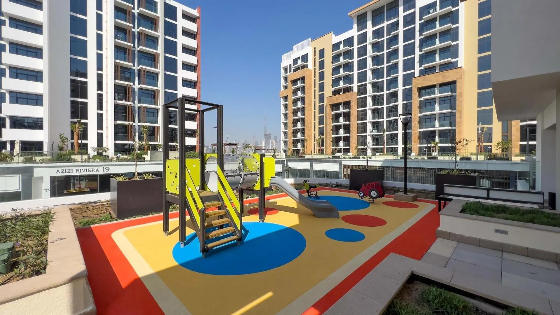 Frank Porter - Azizi Riviera 26 Dubaj Spojené arabské emiráty